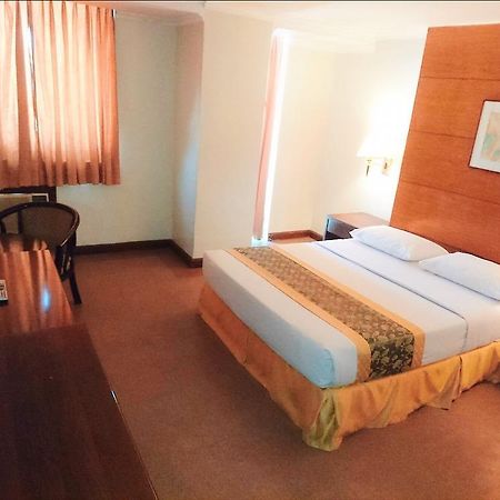 Iloilo Business Hotel Екстер'єр фото
