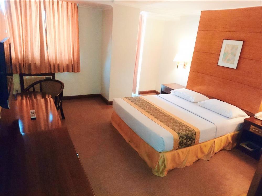 Iloilo Business Hotel Екстер'єр фото