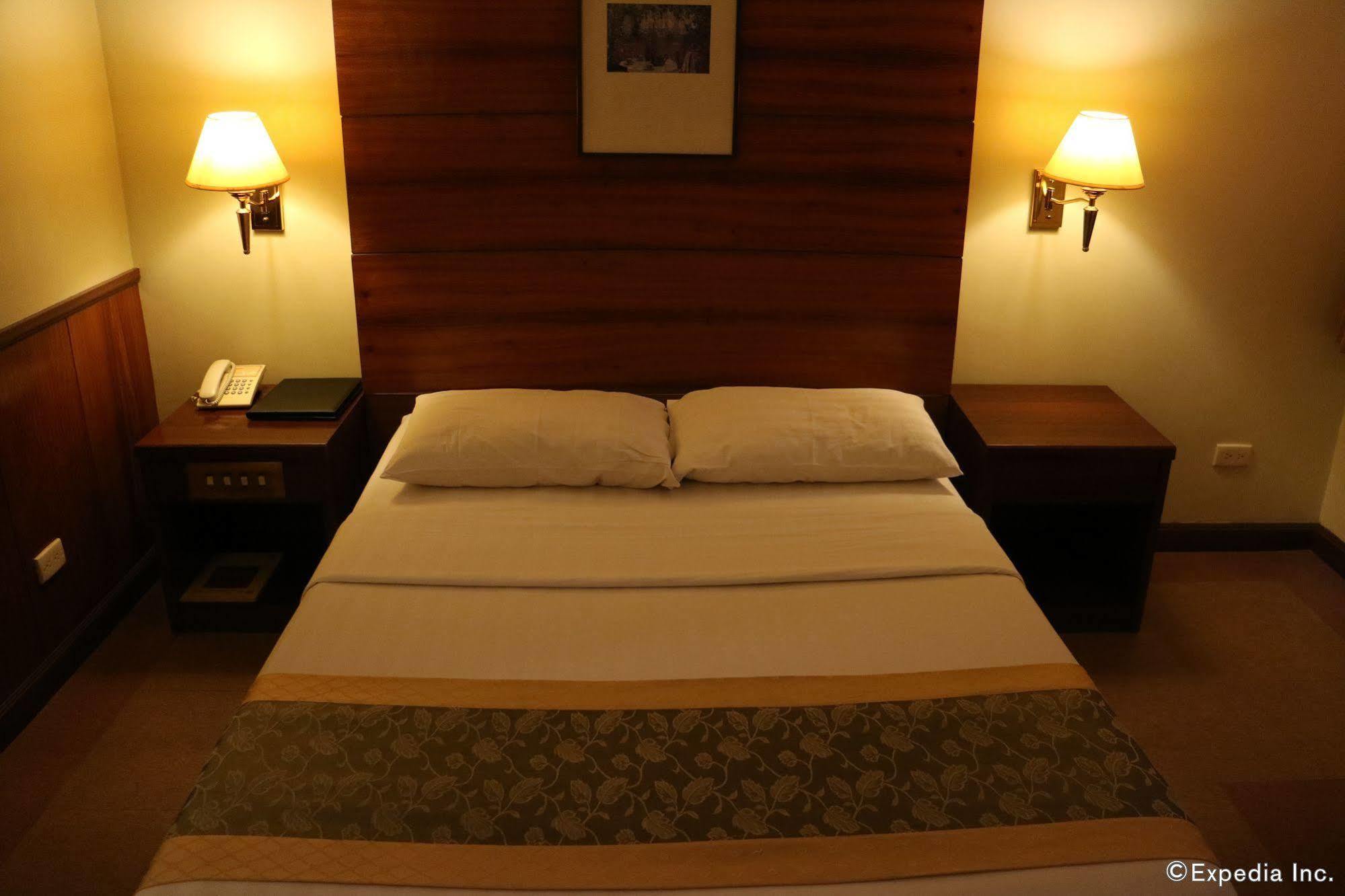 Iloilo Business Hotel Екстер'єр фото