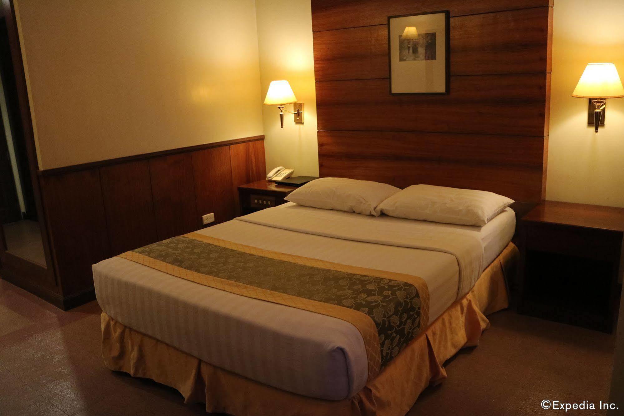 Iloilo Business Hotel Екстер'єр фото