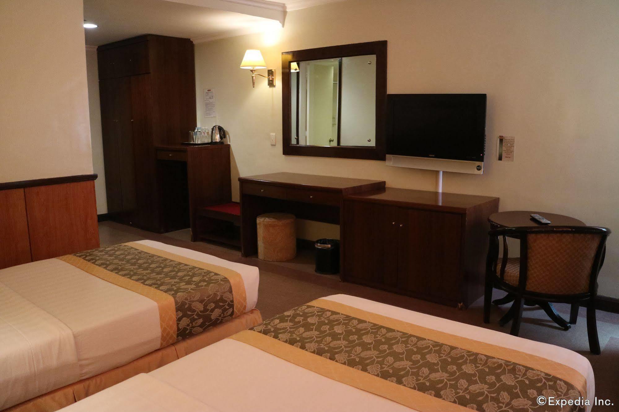 Iloilo Business Hotel Екстер'єр фото