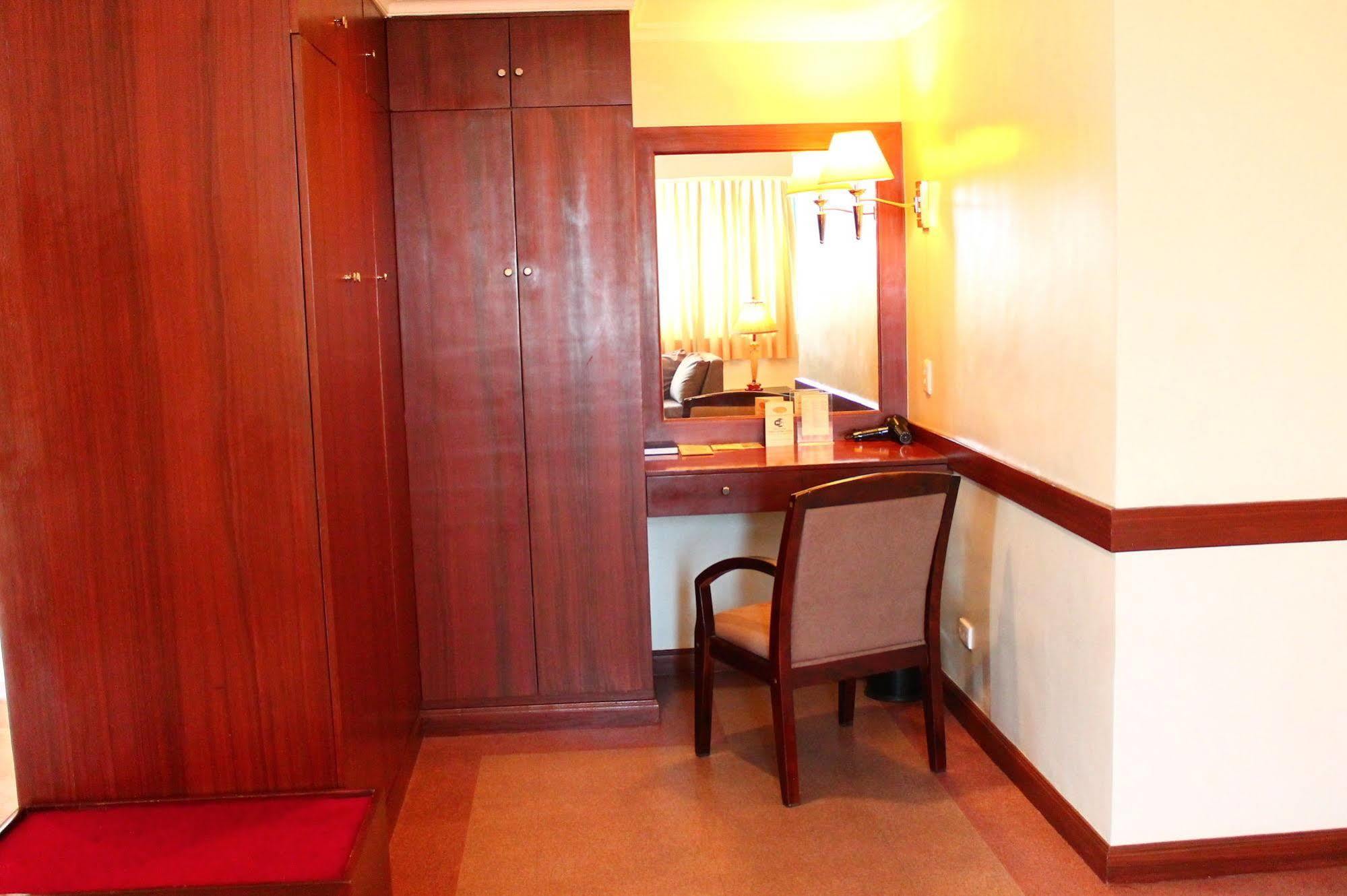 Iloilo Business Hotel Екстер'єр фото